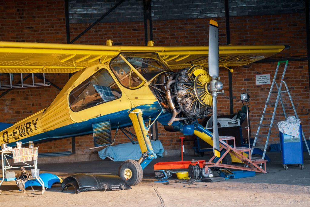 avion bleu et orange dans une pièce