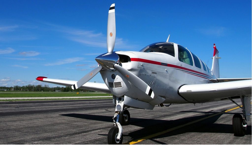 un petit avion posé sur une piste d'aéroport
