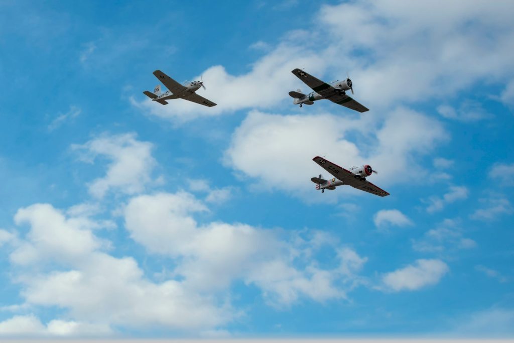 trois avions volant dans le ciel avec des nuages ​​en arrière-plan