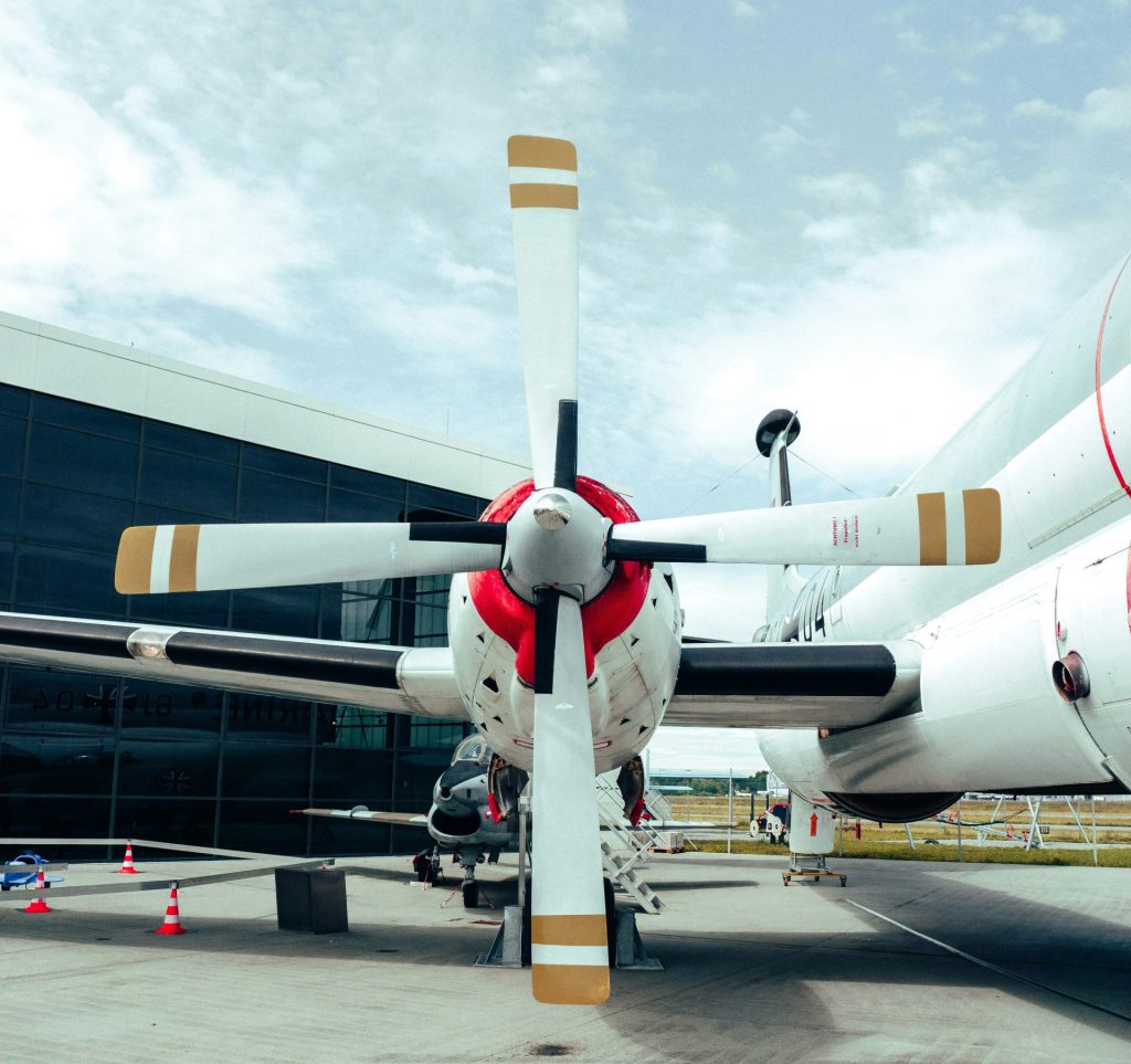un gros avion de ligne posé sur le tarmac d'un aéroport