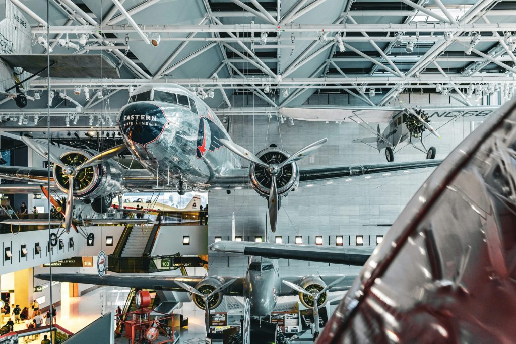 un grand avion suspendu au plafond d'un bâtiment