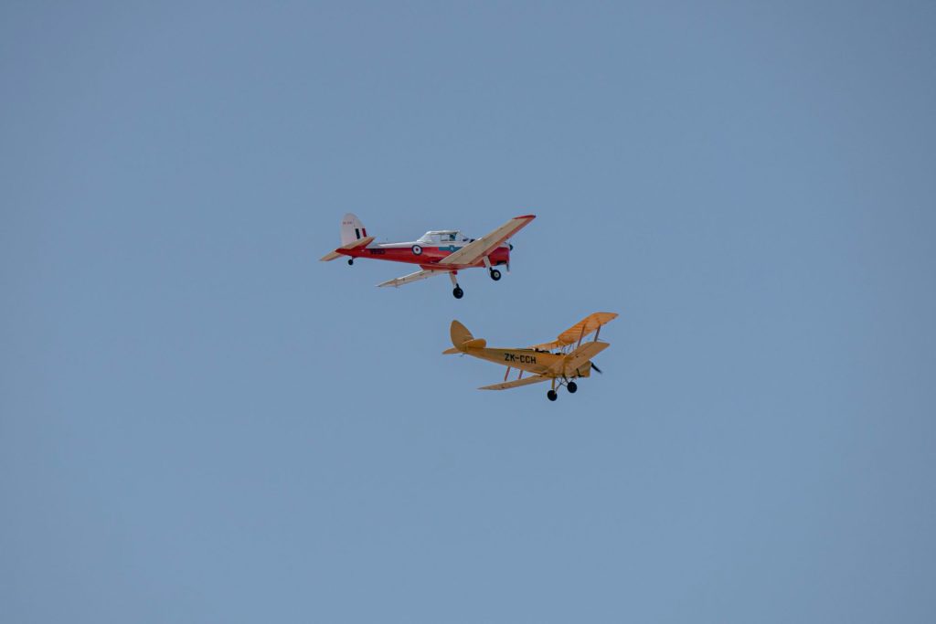 deux petits avions volant dans le ciel par une journée claire