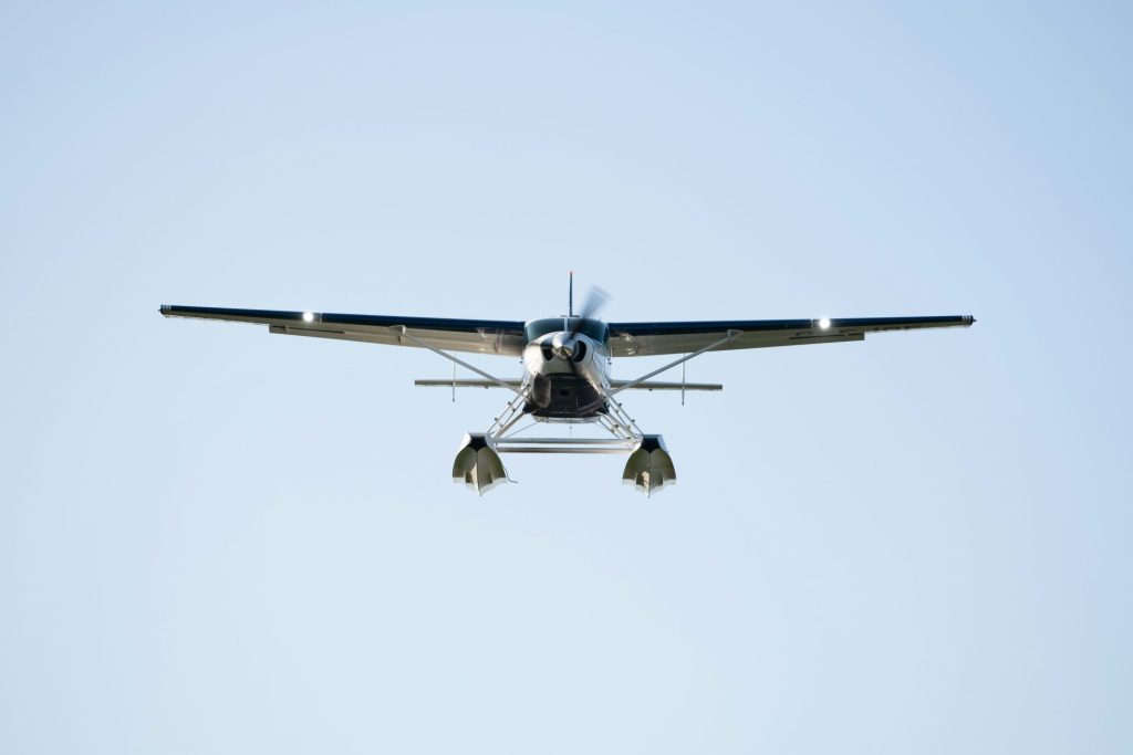 un petit avion à hélice volant dans un ciel bleu
