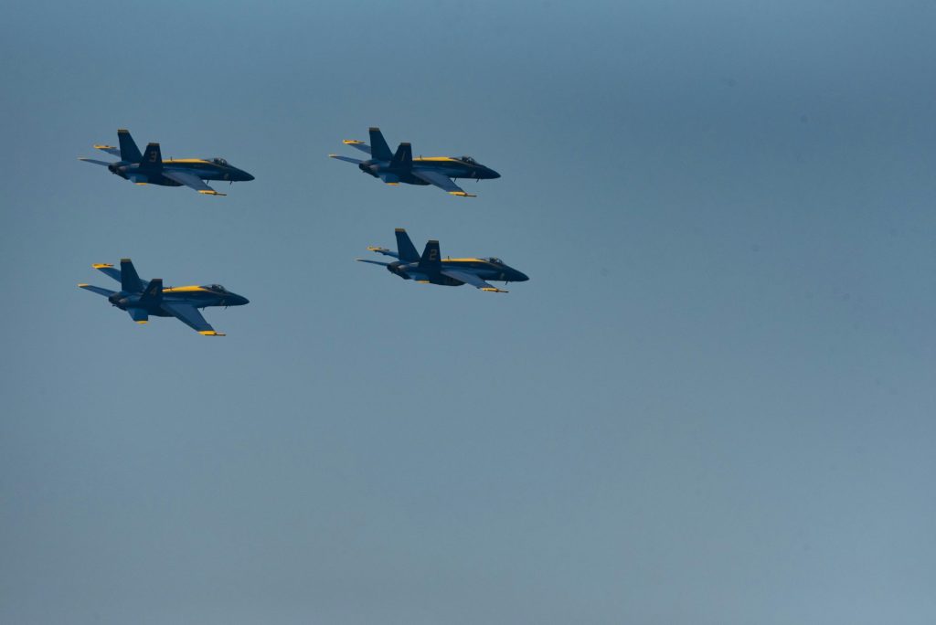 un groupe d'avions de chasse volant dans un ciel bleu