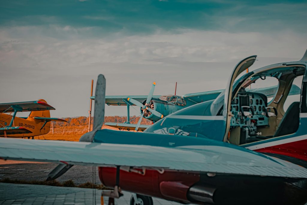 Avion blanc et rouge sous un ciel nuageux en journée