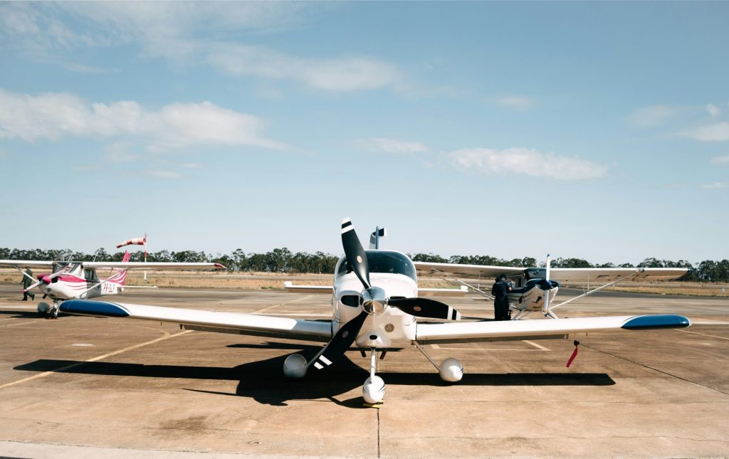 un petit avion posé sur le tarmac d'un aéroport