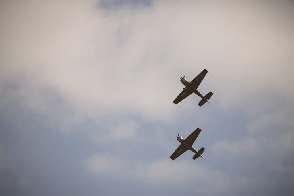 deux avions volant dans le ciel par temps nuageux
